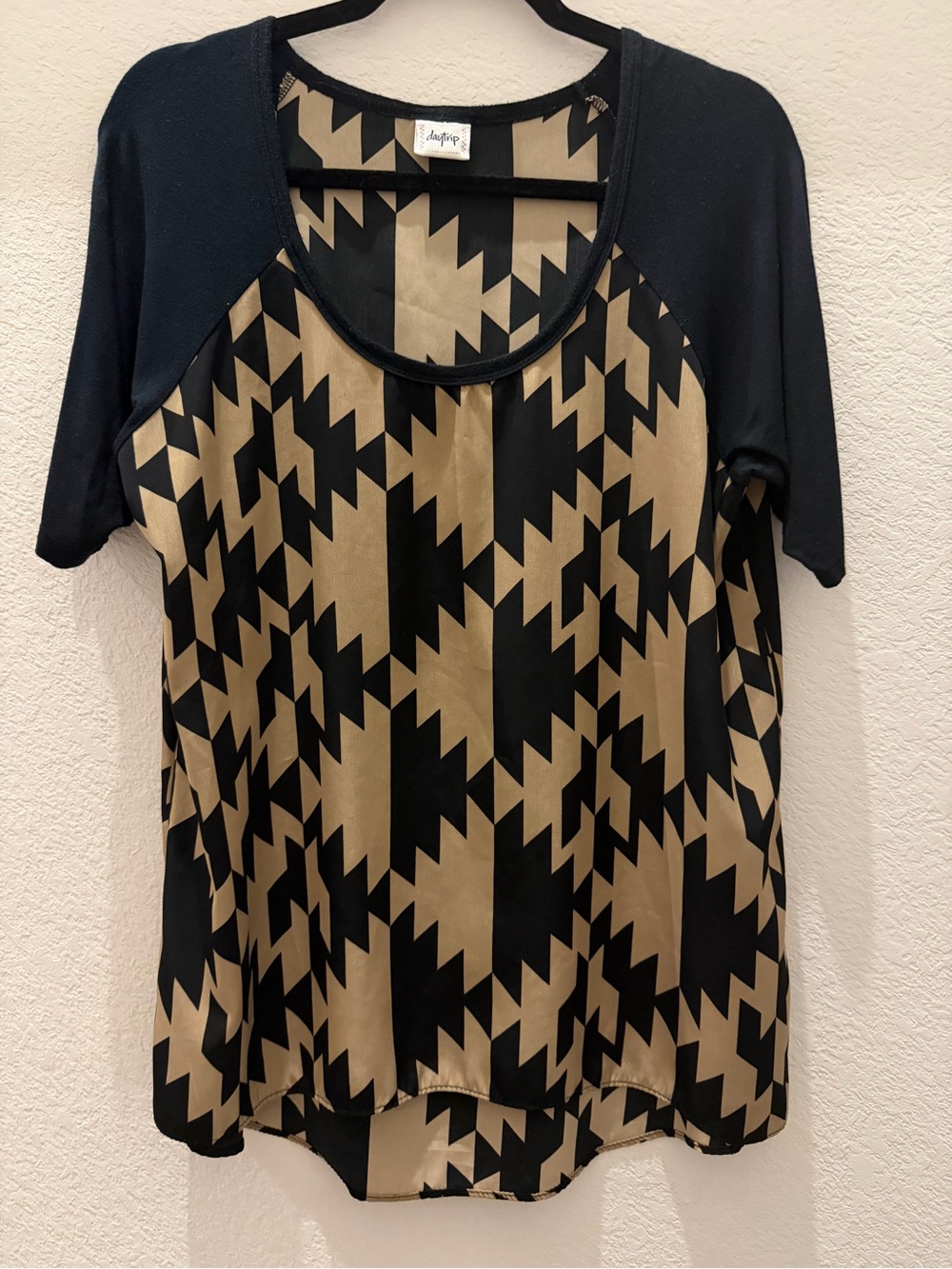 Daytrip Black and Tan Geometric Short Sleeve Raglan Top Size L